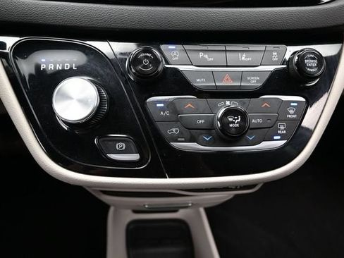 Certified 2024 Chrysler Pacifica Touring-L FWD image 45