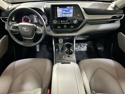 Used 2022 Toyota Highlander LE image 31