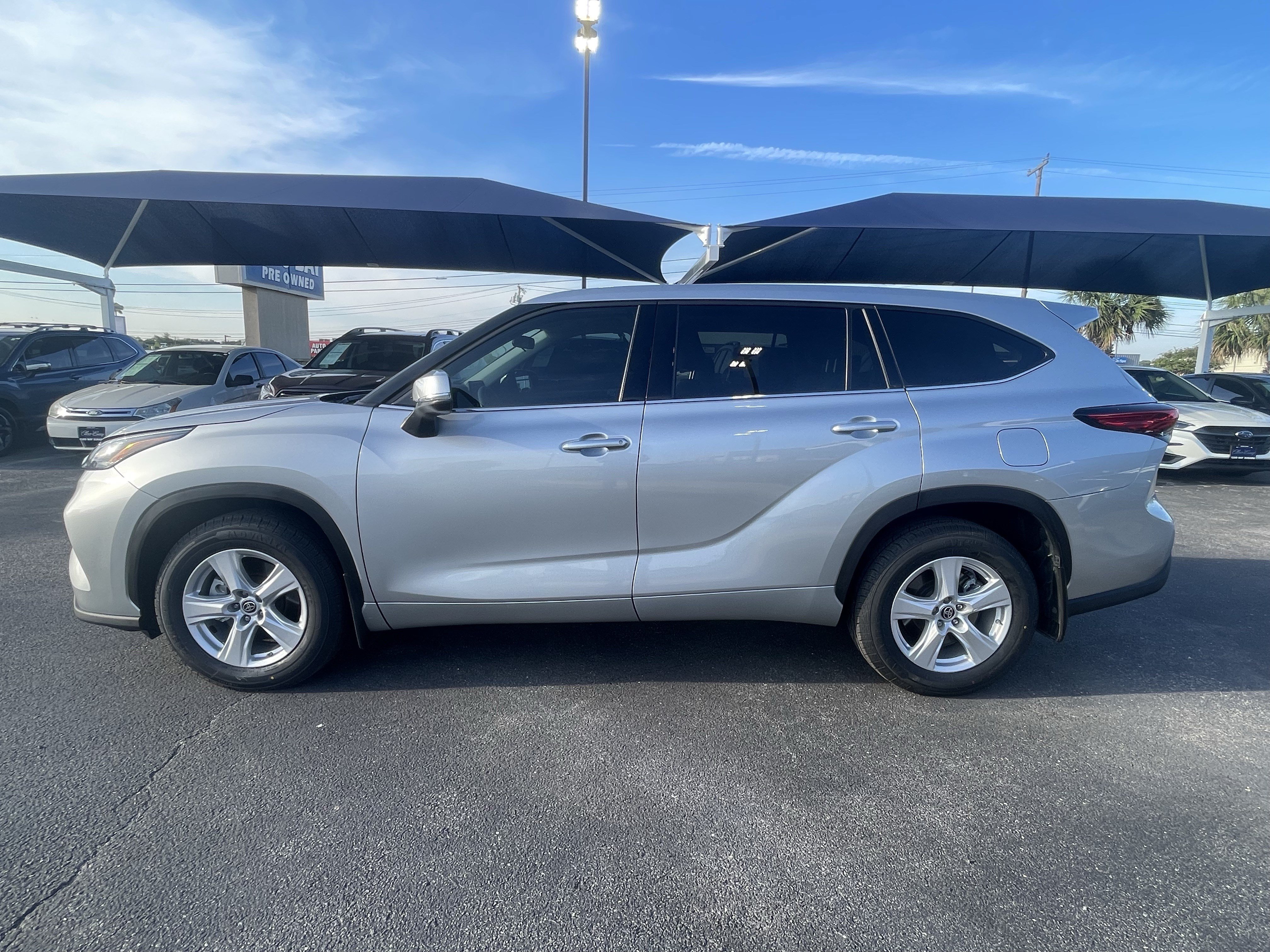 Used 2022 Toyota Highlander LE FWD image 4