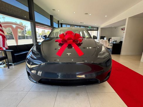 Used 2024 Tesla Model Y Long Range RWD image 2