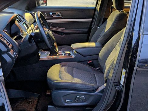 Used 2018 Ford Explorer XLT image 11