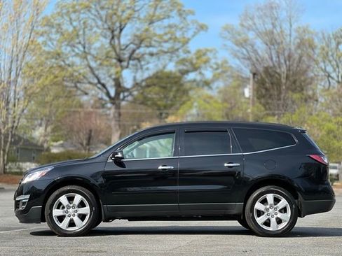Used 2017 Chevrolet Traverse LT w/ Style and Technology Package image 8
