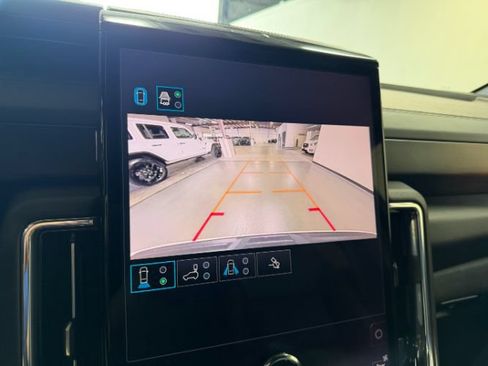 Used 2025 GMC Yukon XL Denali AWD/4WD image 17