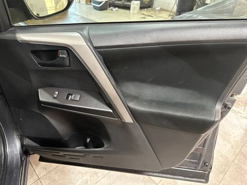 Used 2018 Toyota RAV4 LE FWD image 14