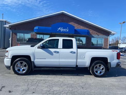 Used 2018 Chevrolet Silverado 1500 Custom w/ Custom Convenience Package image 3