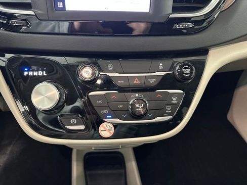 Used 2023 Chrysler Voyager LX image 23