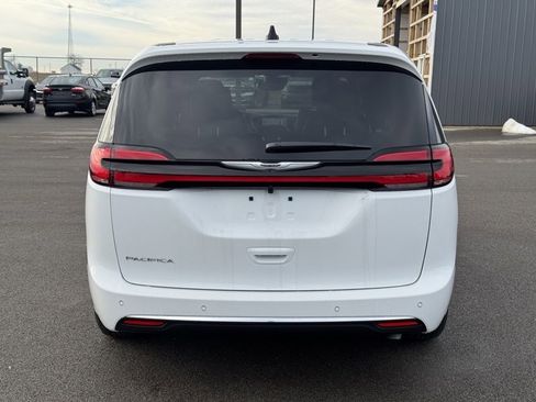 New 2026 Chrysler Pacifica Select image 4