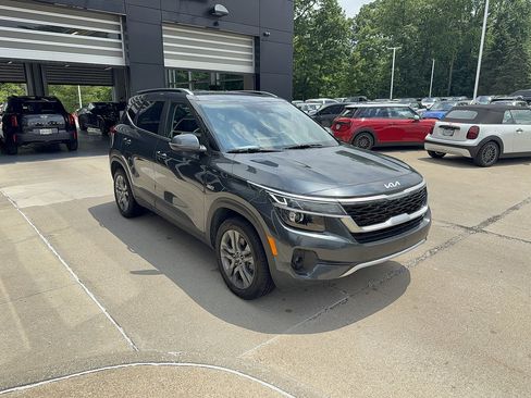 Used 2023 Kia Seltos S w/ Navigation Package AWD/4WD image 2