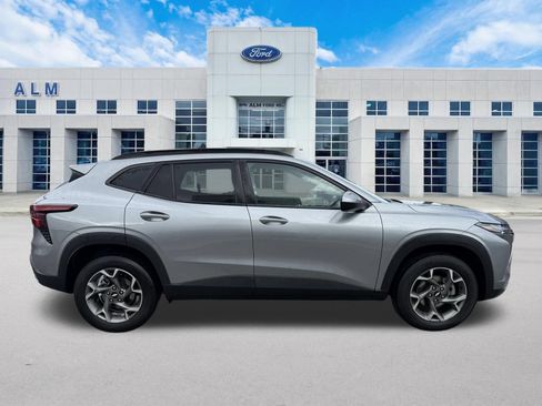Used 2025 Chevrolet Trax LT w/ LT Convenience Package FWD image 4