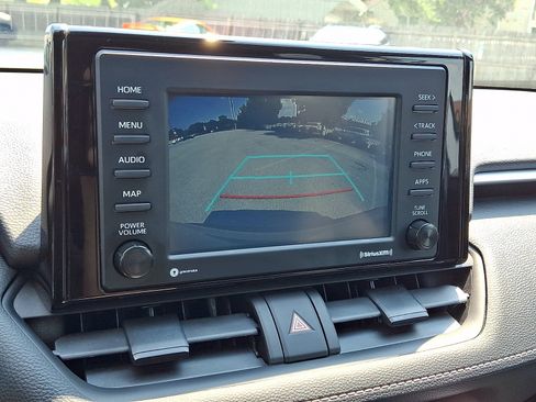 Used 2022 Toyota RAV4 XLE AWD/4WD image 17