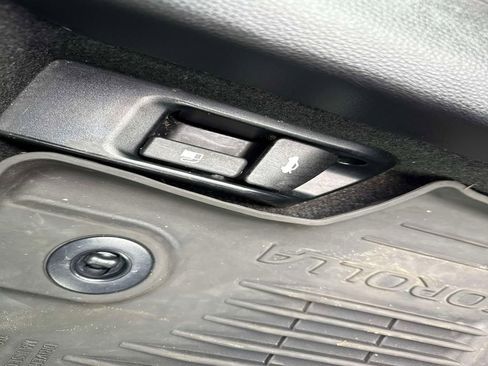 Used 2025 Toyota Corolla LE image 30