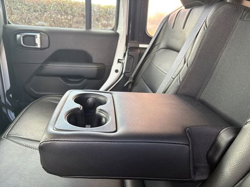 Used 2022 Jeep Wrangler Unlimited Sahara image 11