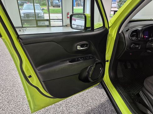 Used 2018 Jeep Renegade Altitude AWD/4WD image 22