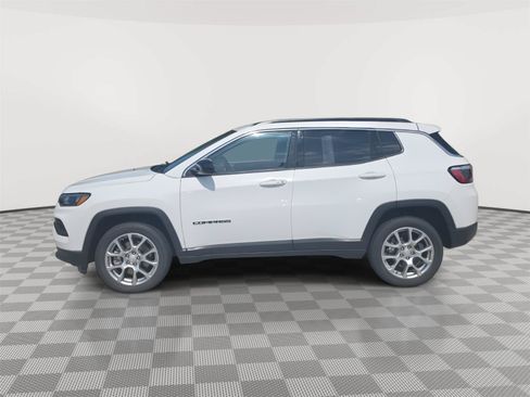 Used 2023 Jeep Compass Latitude w/ Sun and Sound Group AWD/4WD image 8