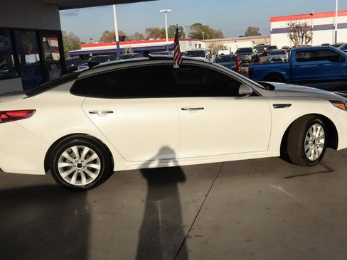 Used 2018 Kia Optima S w/ Panoramic Sunroof Package image 4