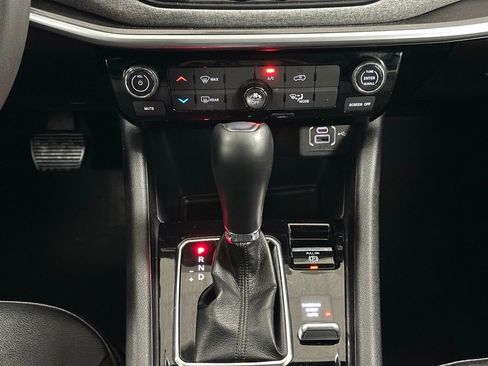 Used 2025 Jeep Compass Latitude image 18