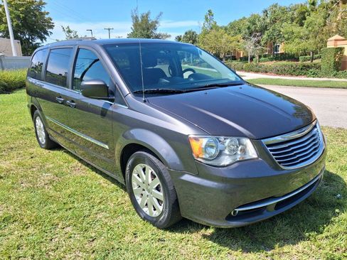 Used 2015 Chrysler Town & Country Touring FWD image 4