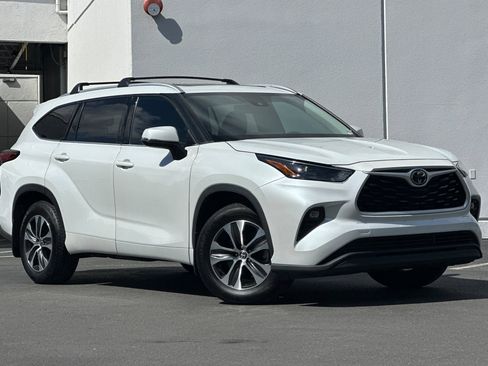 Used 2022 Toyota Highlander XLE AWD/4WD image 2