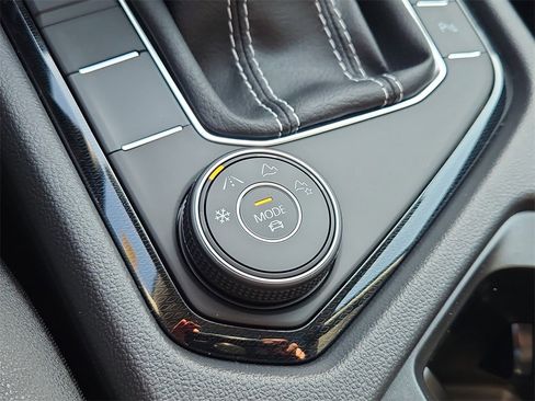 New 2025 Volkswagen Taos SE image 9