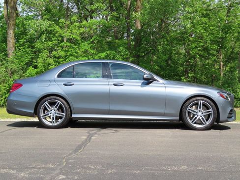 Used 2017 Mercedes-Benz E 300 4MATIC image 2