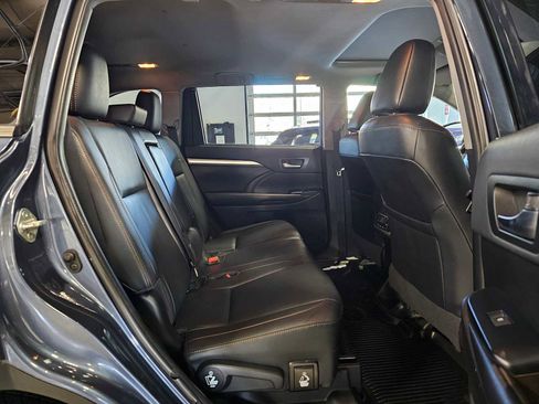 Used 2019 Toyota Highlander XLE image 12
