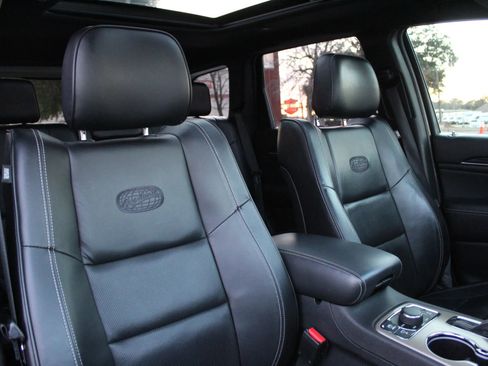 Used 2017 Jeep Grand Cherokee Overland image 32