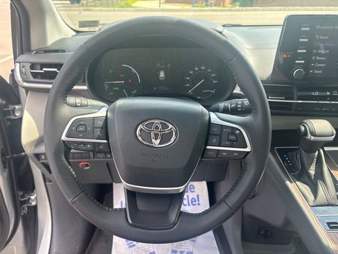 Used 2022 Toyota Sienna XLE FWD image 34