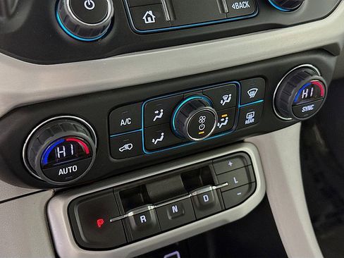 Used 2023 GMC Acadia SLT image 16