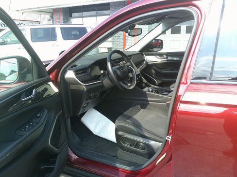 Used 2022 Jeep Grand Cherokee L Laredo w/ Luxury Tech Group I AWD/4WD image 16