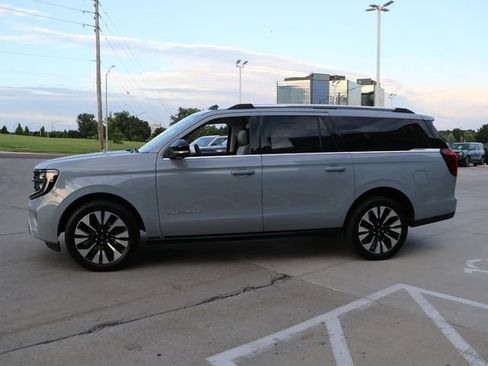 Used 2025 Ford Expedition Max Platinum w/ Driver's Package AWD/4WD image 4