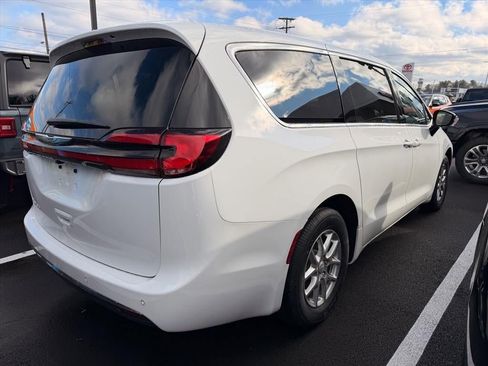New 2026 Chrysler Pacifica Select image 6