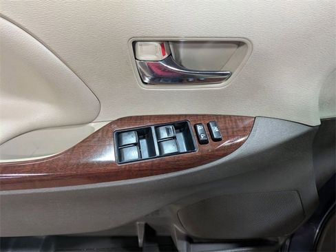 Used 2013 Toyota Sienna XLE image 14