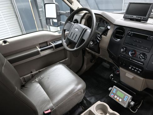 Used 2009 Ford F550 2WD Regular Cab Super Duty image 18