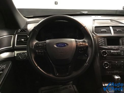 Used 2017 Ford Explorer XLT image 41