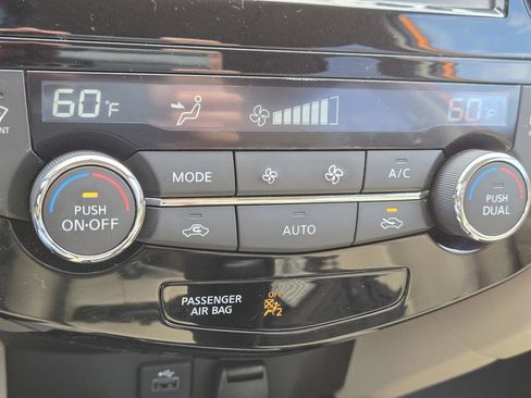 Used 2017 Nissan Rogue SV image 29