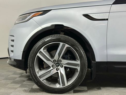 Used 2023 Land Rover Discovery Metropolitan Edition image 9