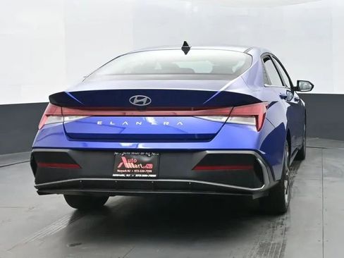 Used 2025 Hyundai Elantra SEL image 8