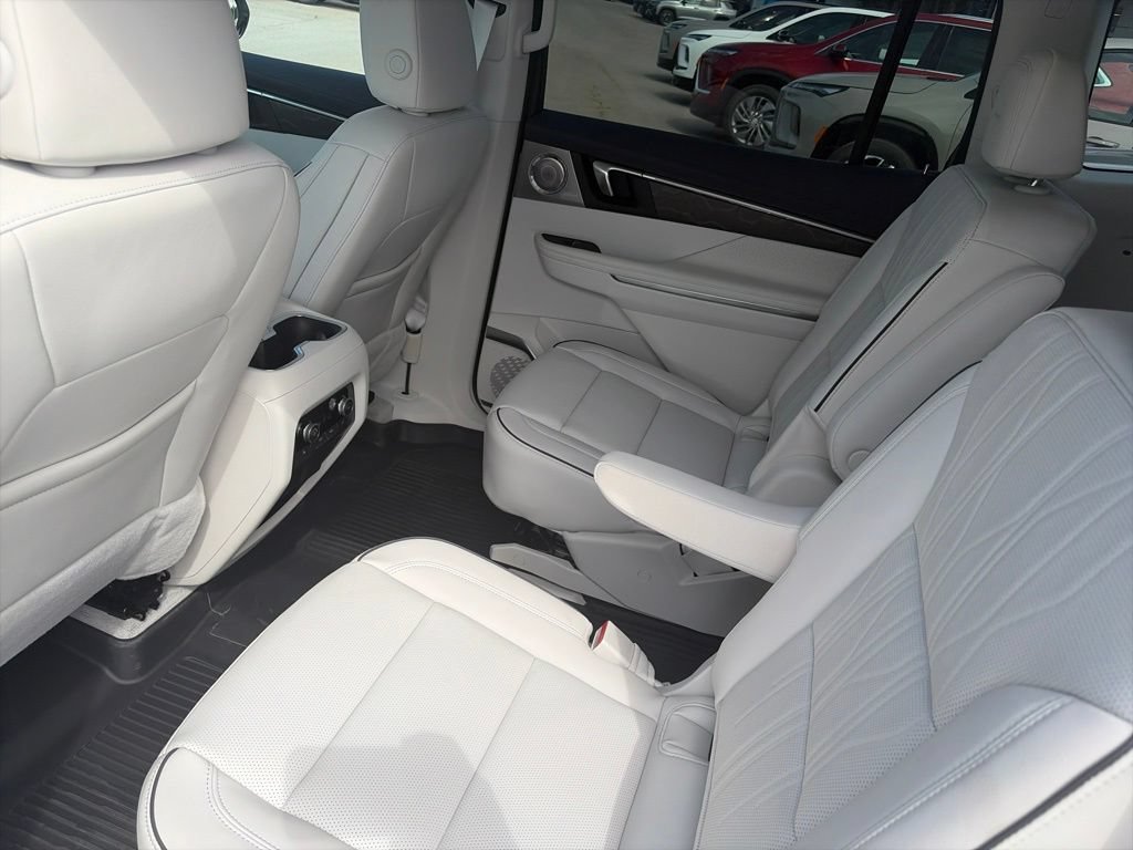 New 2027 Buick Enclave Avenir w/ LPO, Floor Liner Package AWD/4WD image 11