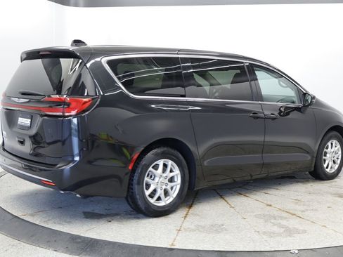 Certified 2023 Chrysler Pacifica Touring-L FWD image 6