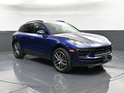 Certified 2025 Porsche Macan image 10