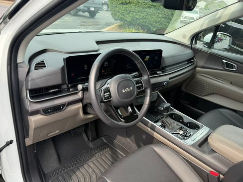 Used 2025 Kia Carnival EX FWD image 25