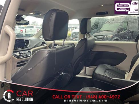 Used 2024 Chrysler Pacifica Limited FWD image 35