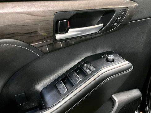 Used 2023 Toyota Highlander Platinum image 31