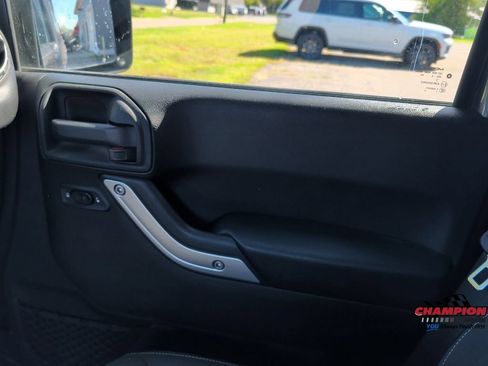 Used 2014 Jeep Wrangler Rubicon w/ Power Convenience Group AWD/4WD image 24