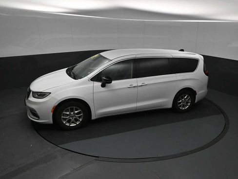 Used 2024 Chrysler Pacifica Touring-L FWD image 42