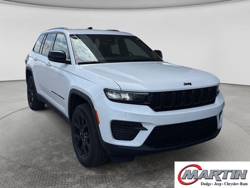 Used 2024 Jeep Grand Cherokee Altitude AWD/4WD image 3