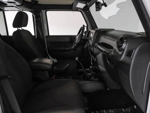 Used 2017 Jeep Wrangler Unlimited Sahara image 25