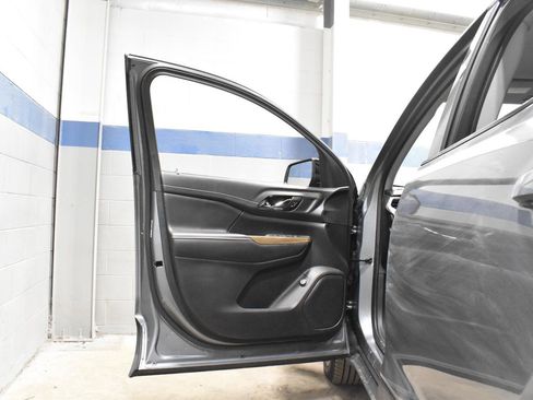 Used 2022 GMC Acadia SLE w/ Driver Convenience Package image 10