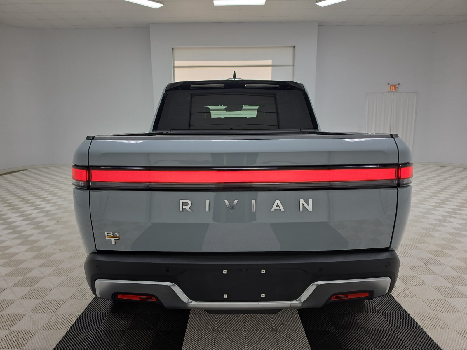 Used 2022 Rivian R1T Adventure AWD/4WD image 4