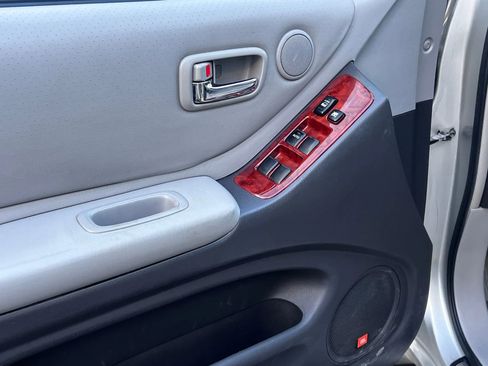 Used 2005 Toyota Highlander 2WD V6 w/ 3rd Row image 15